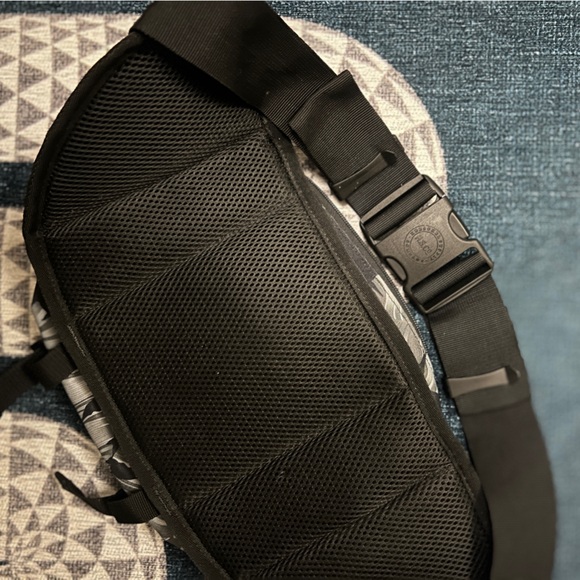 BNWT Herschel Supply Co. Eighteen, Black Palm/Black - FAST SHIPPING - Picture 6 of 7